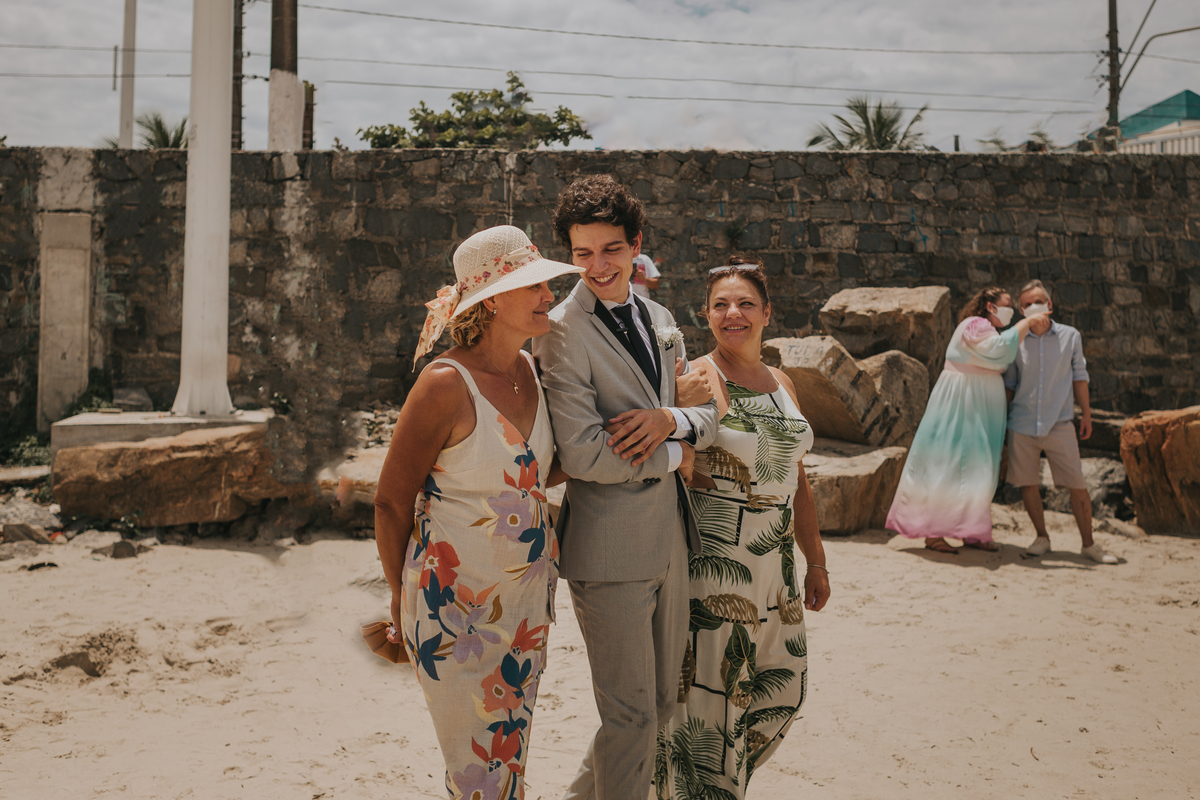 noivo entrando na cerimonia em casamento de dia na praia