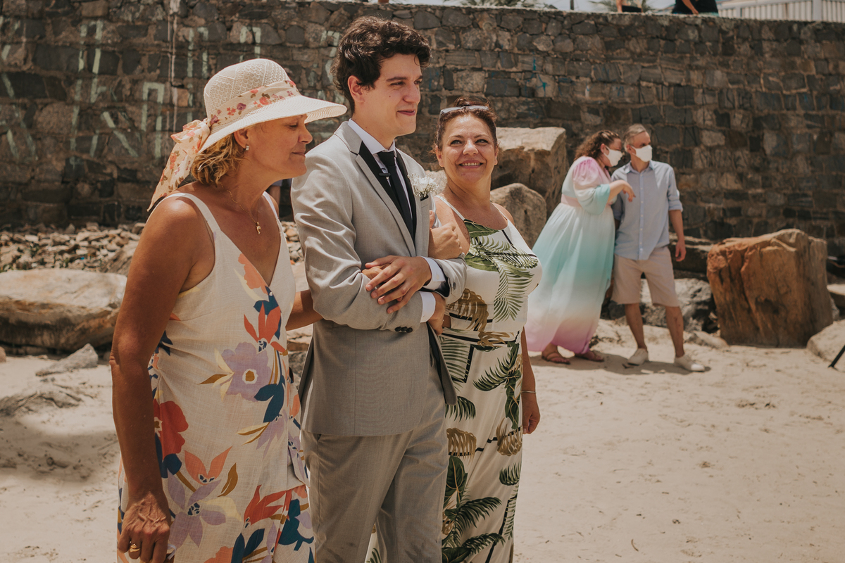 cerimonia de casamento na praia, entrada dos noivos com as duas mães