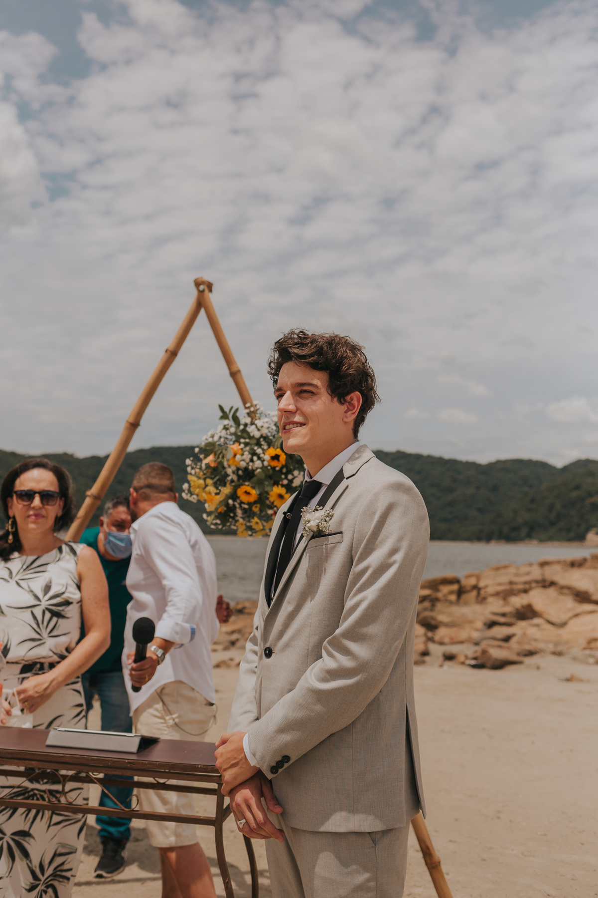 casamento de dia na praia, noivo aguardando a noiva entrar 