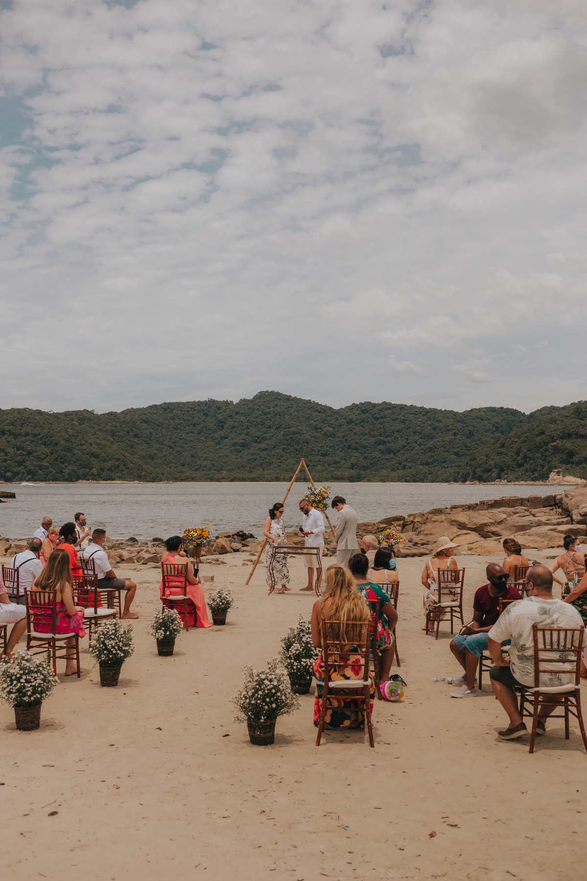 espera pela noiva em cerimonia na praia de dia