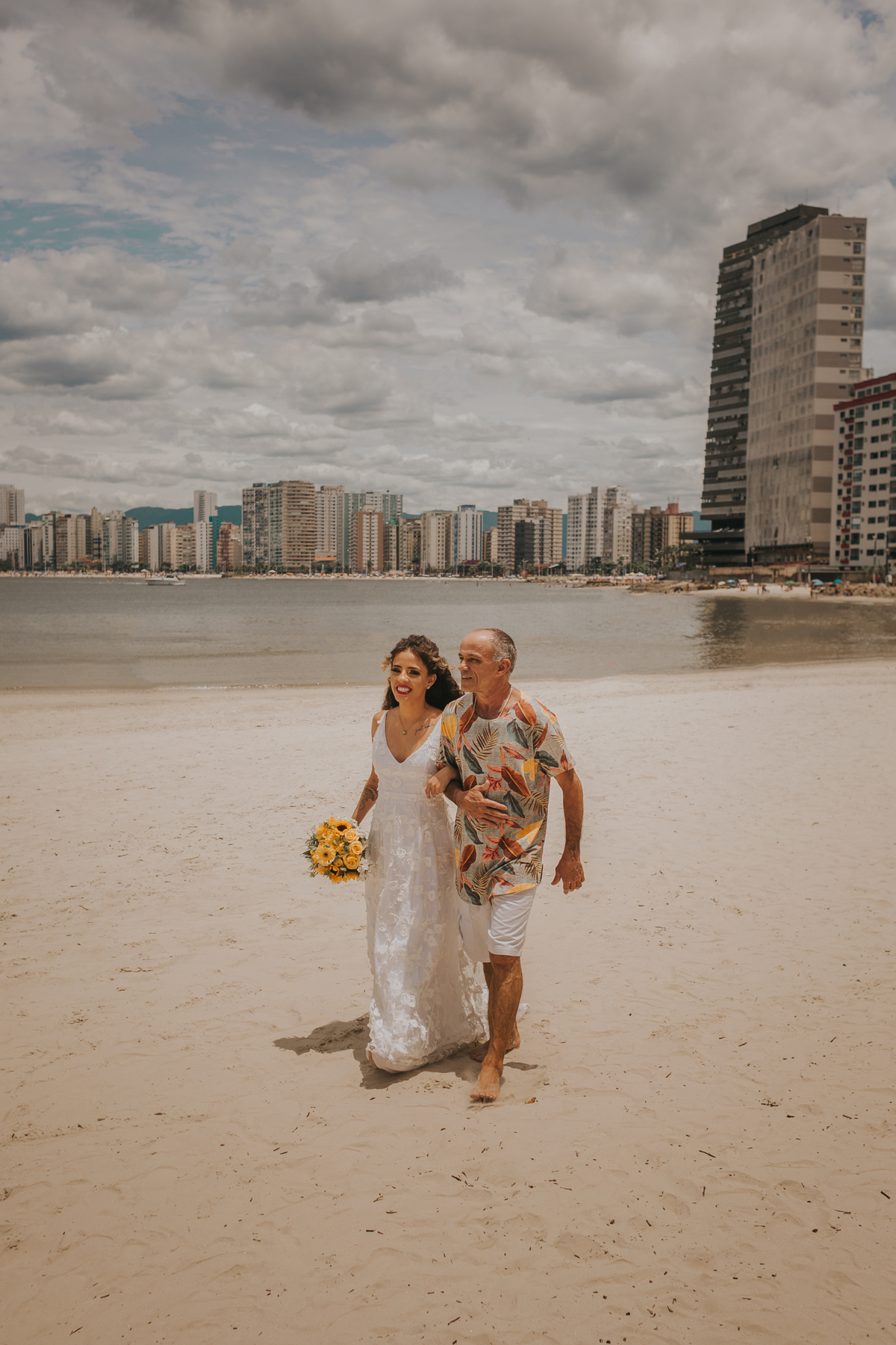 entrada noiva em praia de são vicente em casamento pé na areia