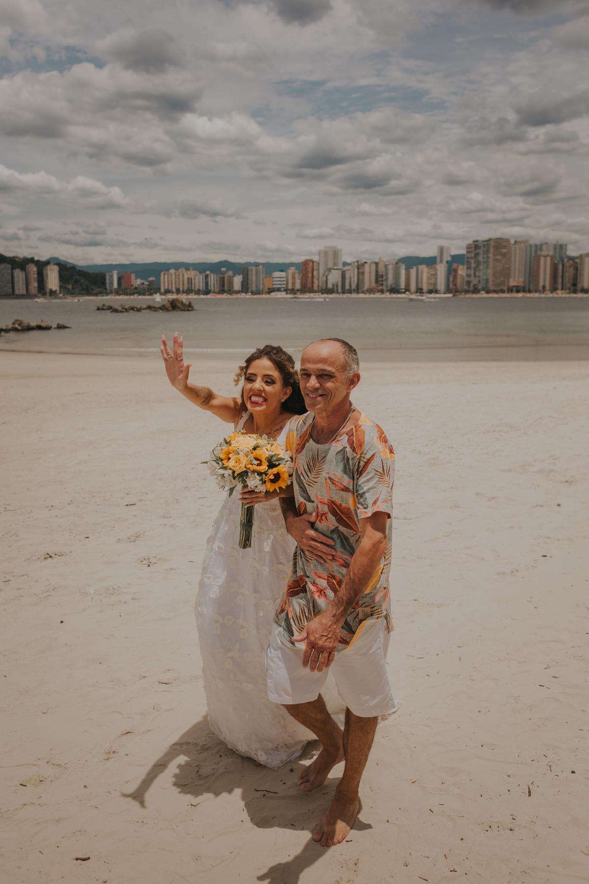 noiva acenando para seus convidados, casamento na praia de são vicente
