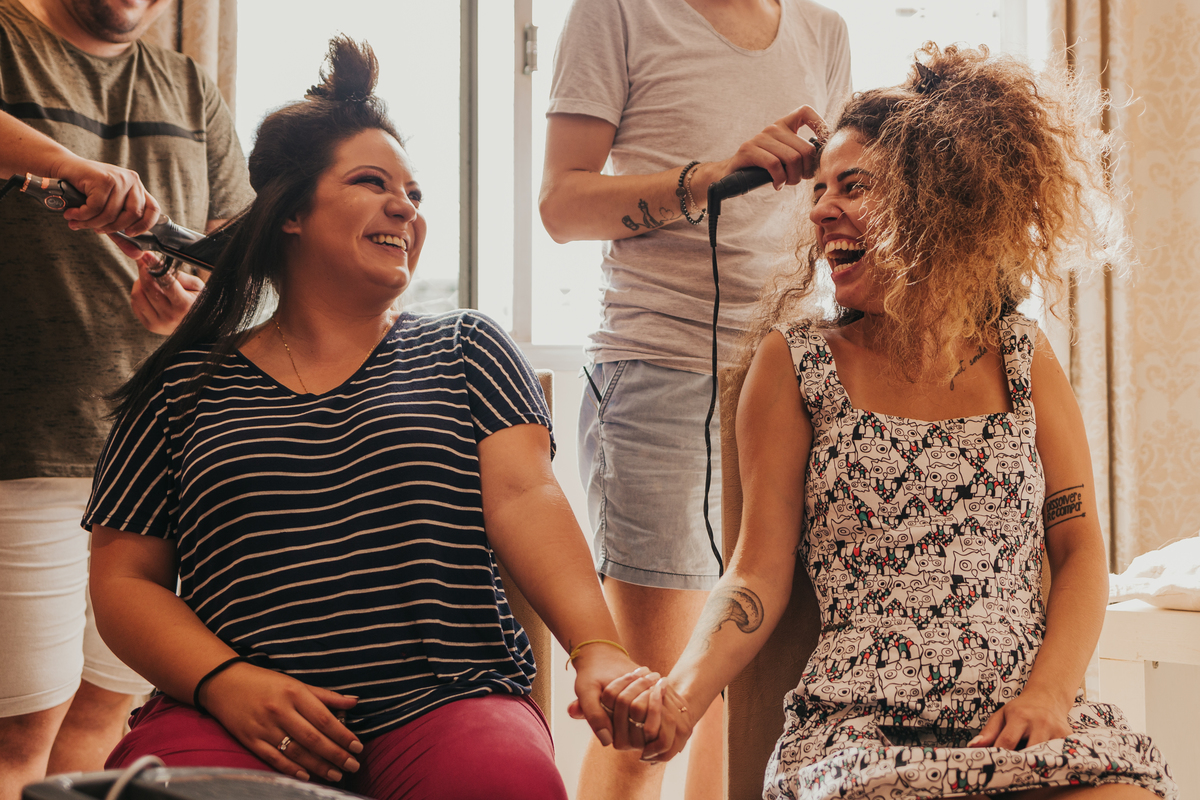 Noiva e melhor amiga da noiva em seu making of, dia da noiva, noiva na praia minimalista