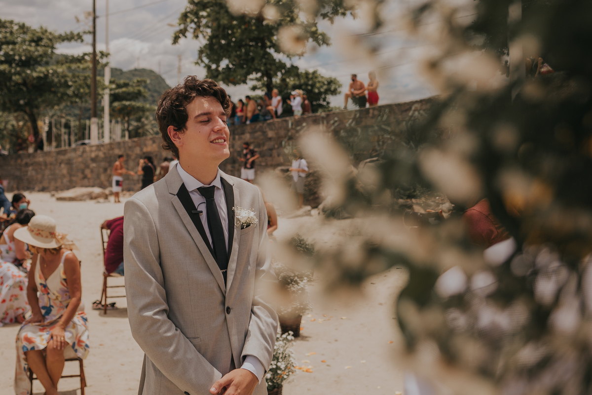 noivo aguardando a noiva em casamento de dia na praia 