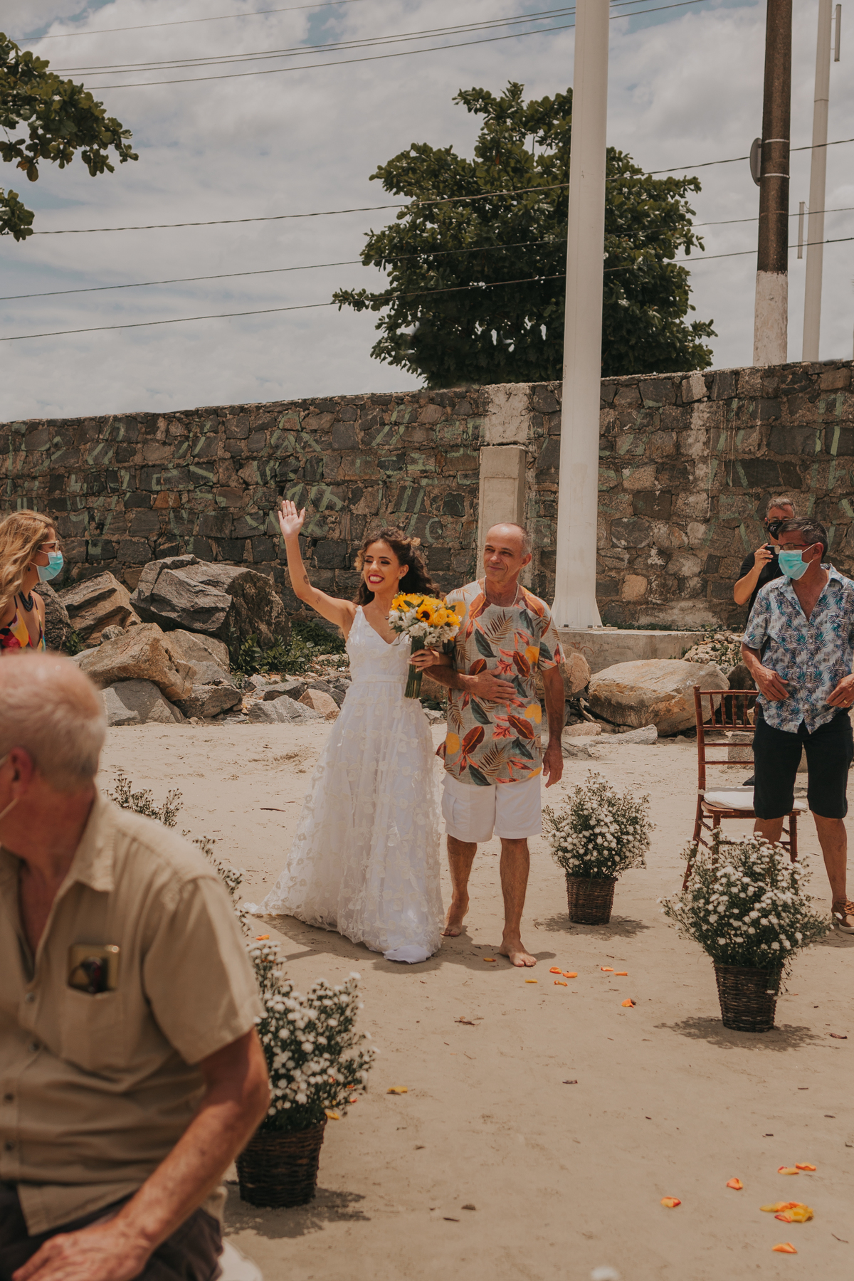casamento minimalista na praia de são vicente, entrada da noiva