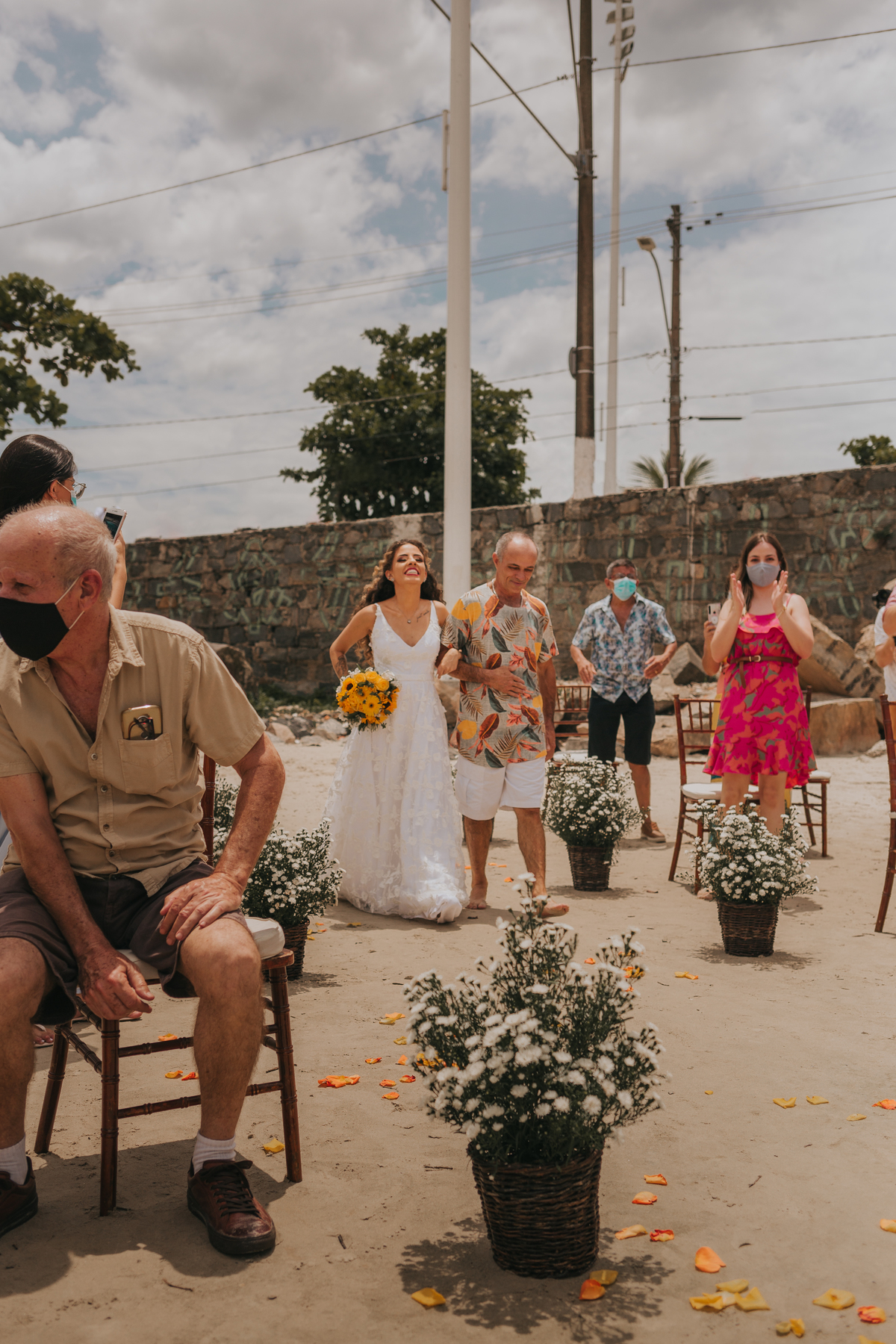 entrada da noiva com seu pai em casamento na praia pé na areia. 