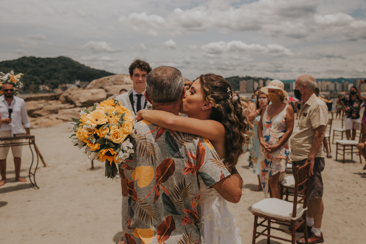 despedida da noiva em seu pai casamento na praia em são vicente