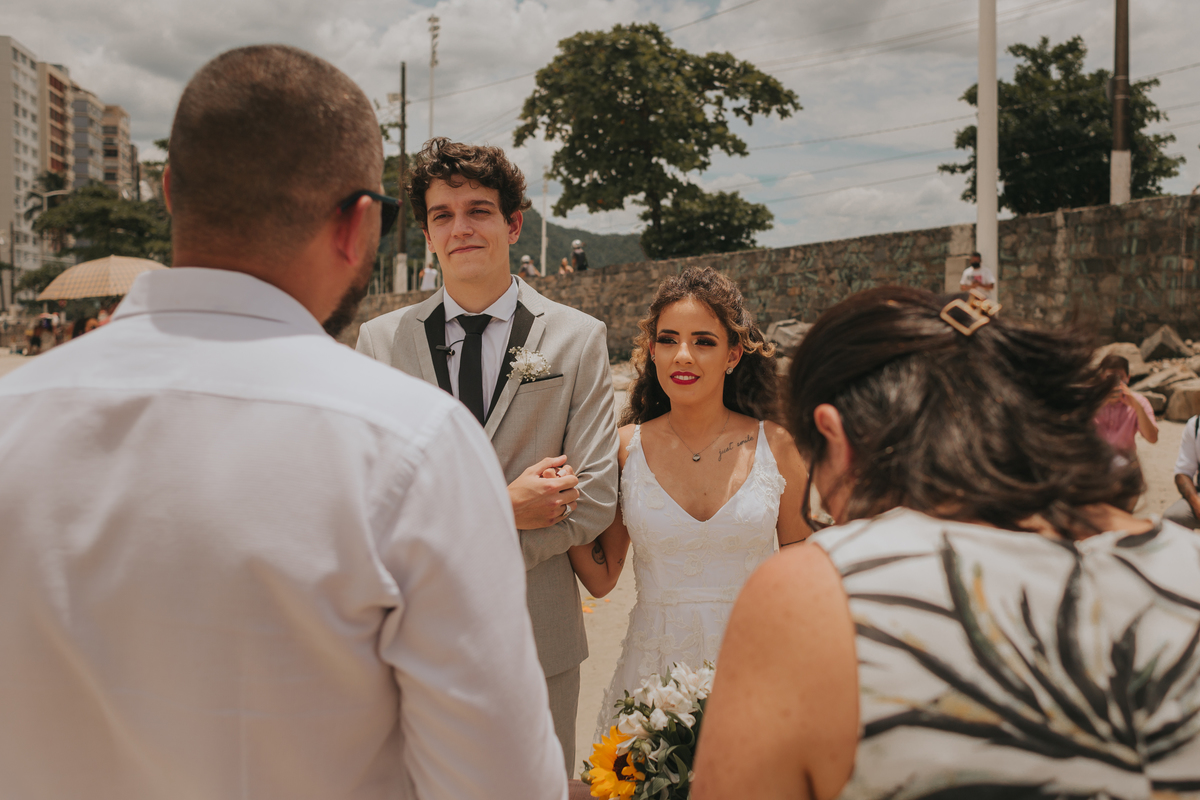 cerimonia de casamento de dia na praia de são vicente primeiro momento, 