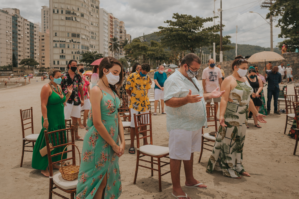 oração dos convidados aos noivos em casamento na praia em são vicente