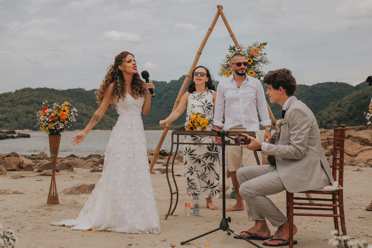 momento de louvor e adoração em casamento pé na areia da praia de são vicente