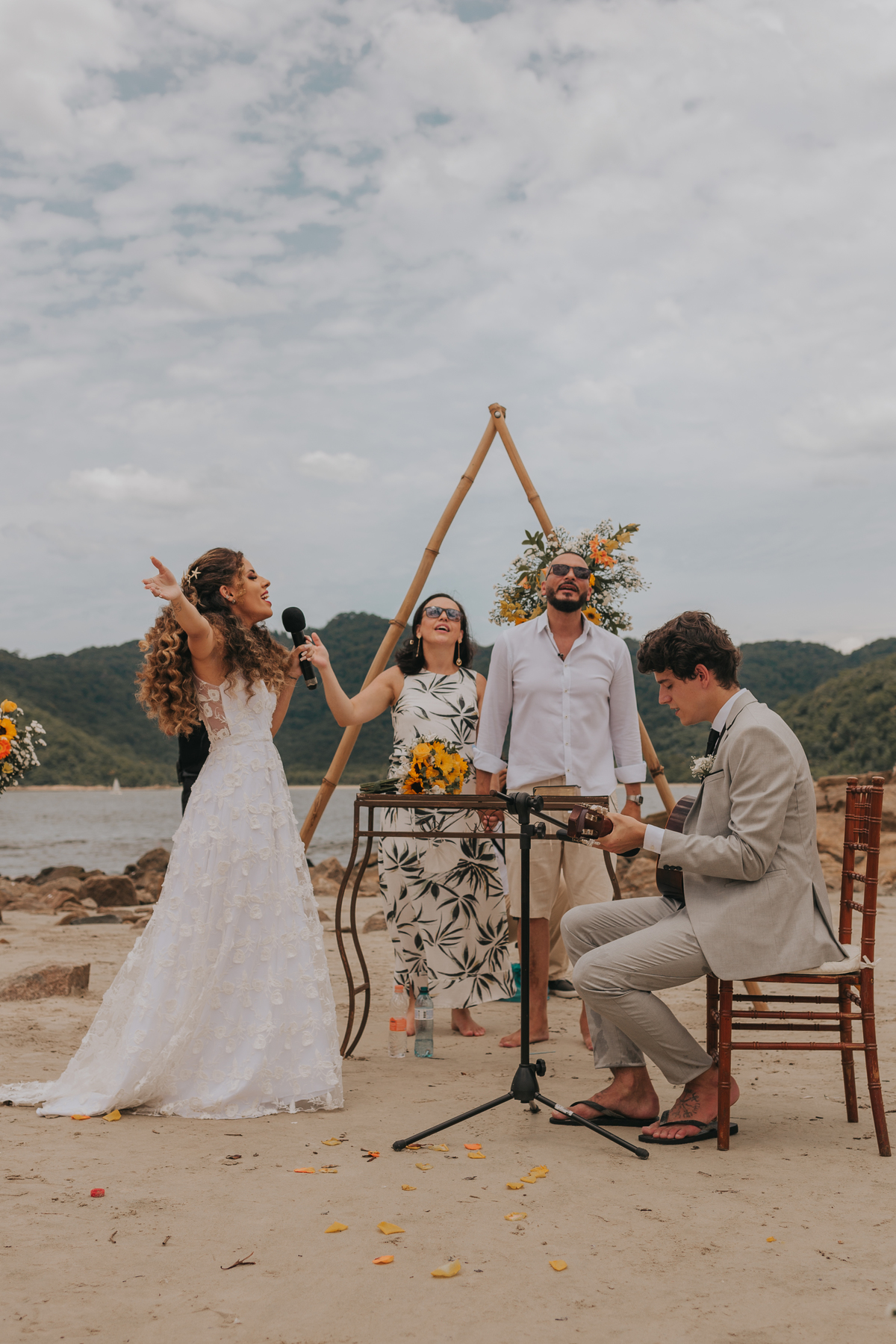 noiva cantando louvor em celebração de cerimonia de casamento na praia de são vicente em são paulo 