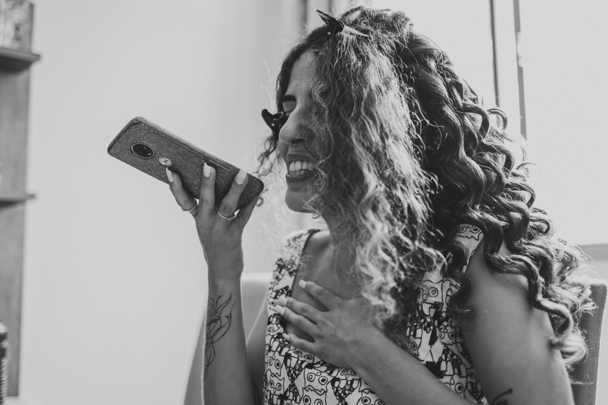 Nervosismo e ansiedade da noiva conversando em seu making of