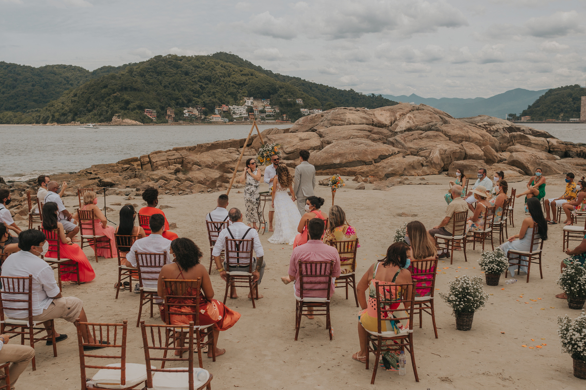 cerimonia de casamento e celebração de casamento de dia na praia