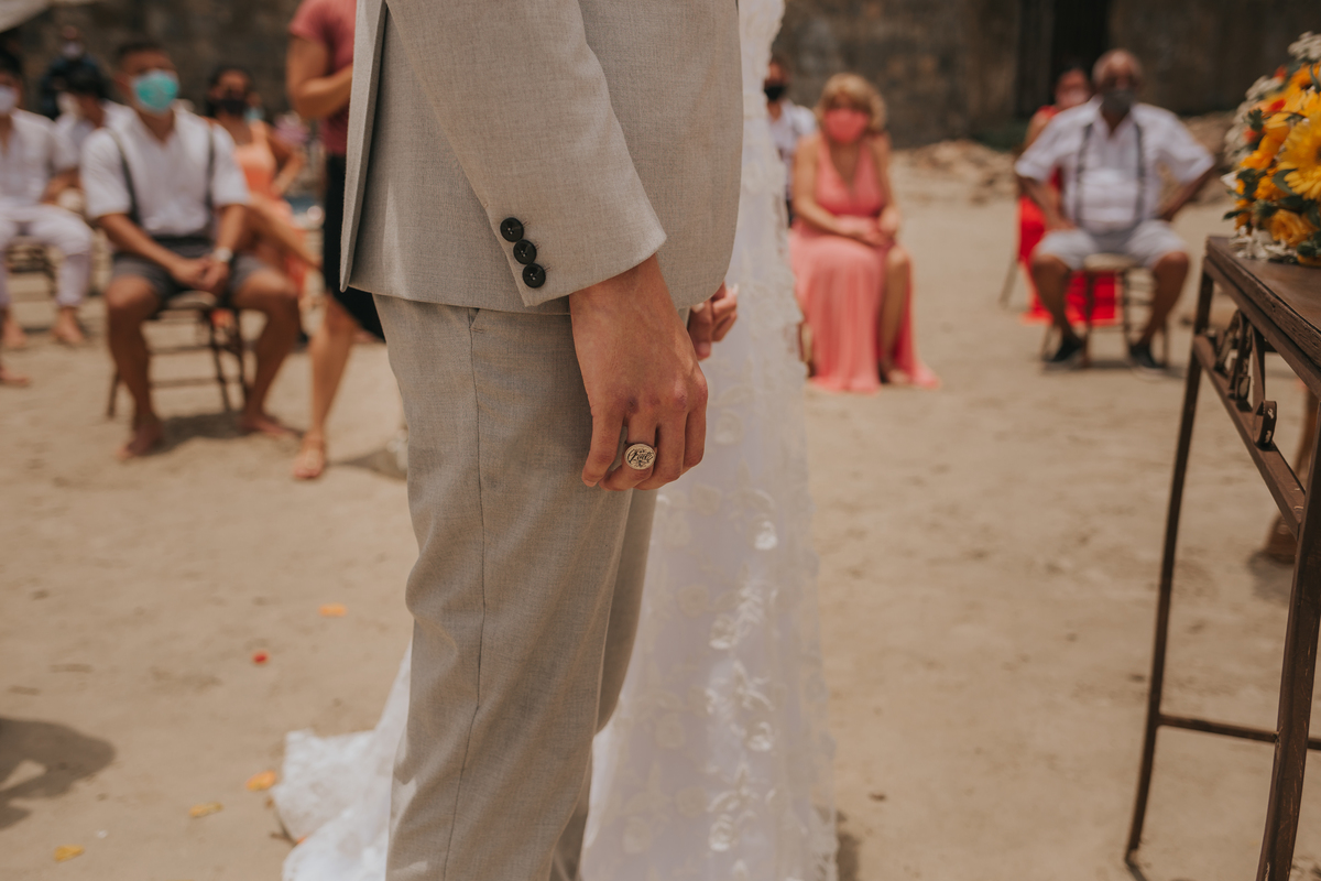 detalhes do noivo em casamento de dia na praia de são vicente 