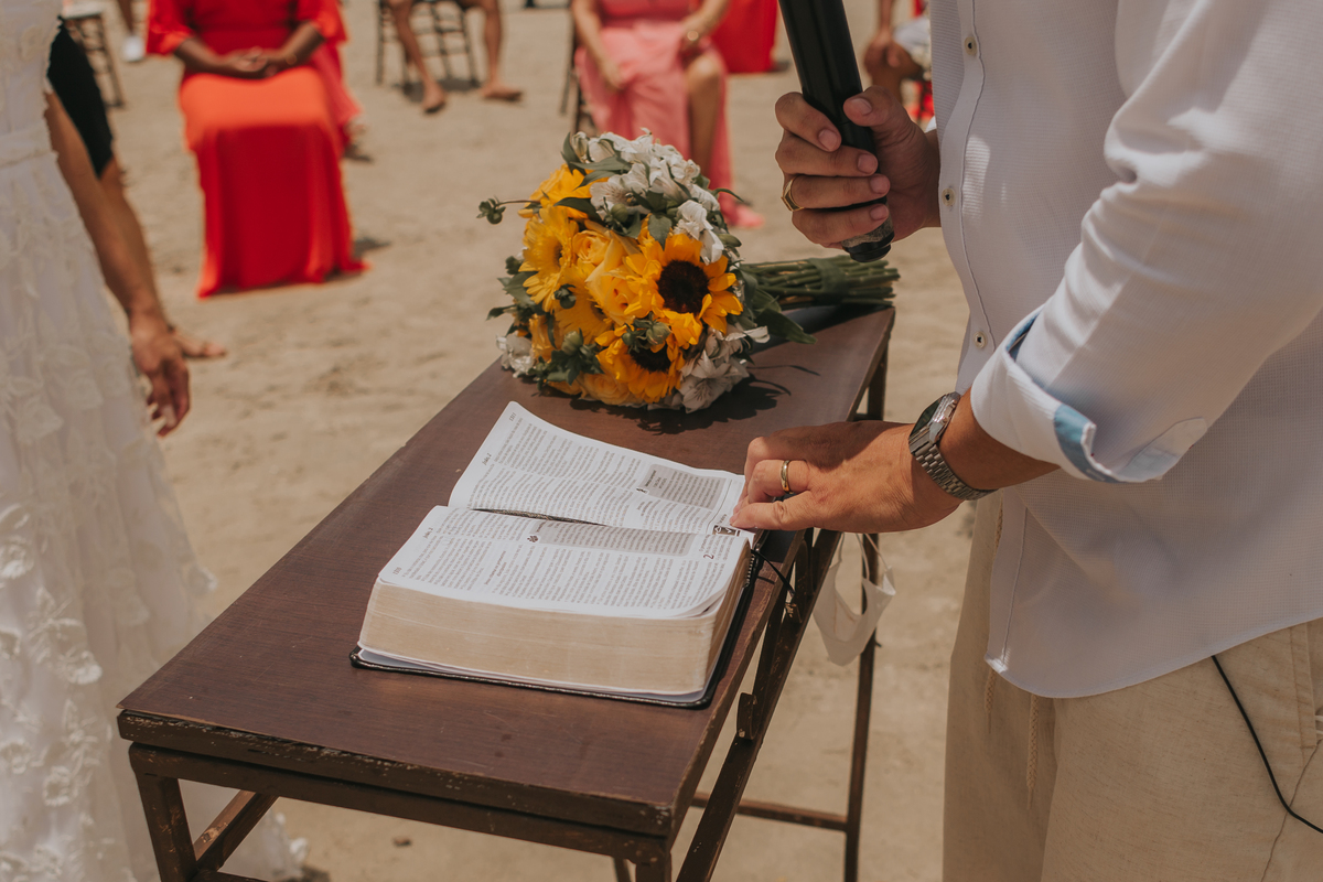 biblia do celebrante do casamento de dia na praia de são vicente em são paulo 