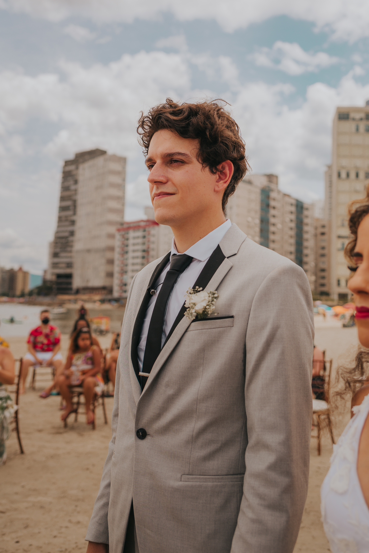 noivo com lapela em casamento na praia de são vicente