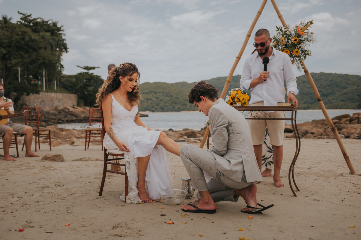 celebração dos lava-pés em casamento de dia na praia em são vicente