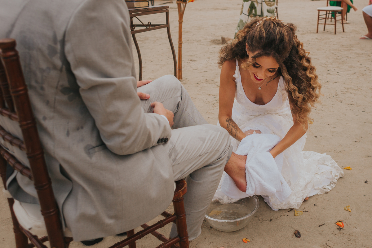 cerimonia de casamento na praia, momento dos lava-pés entre os noivos. 