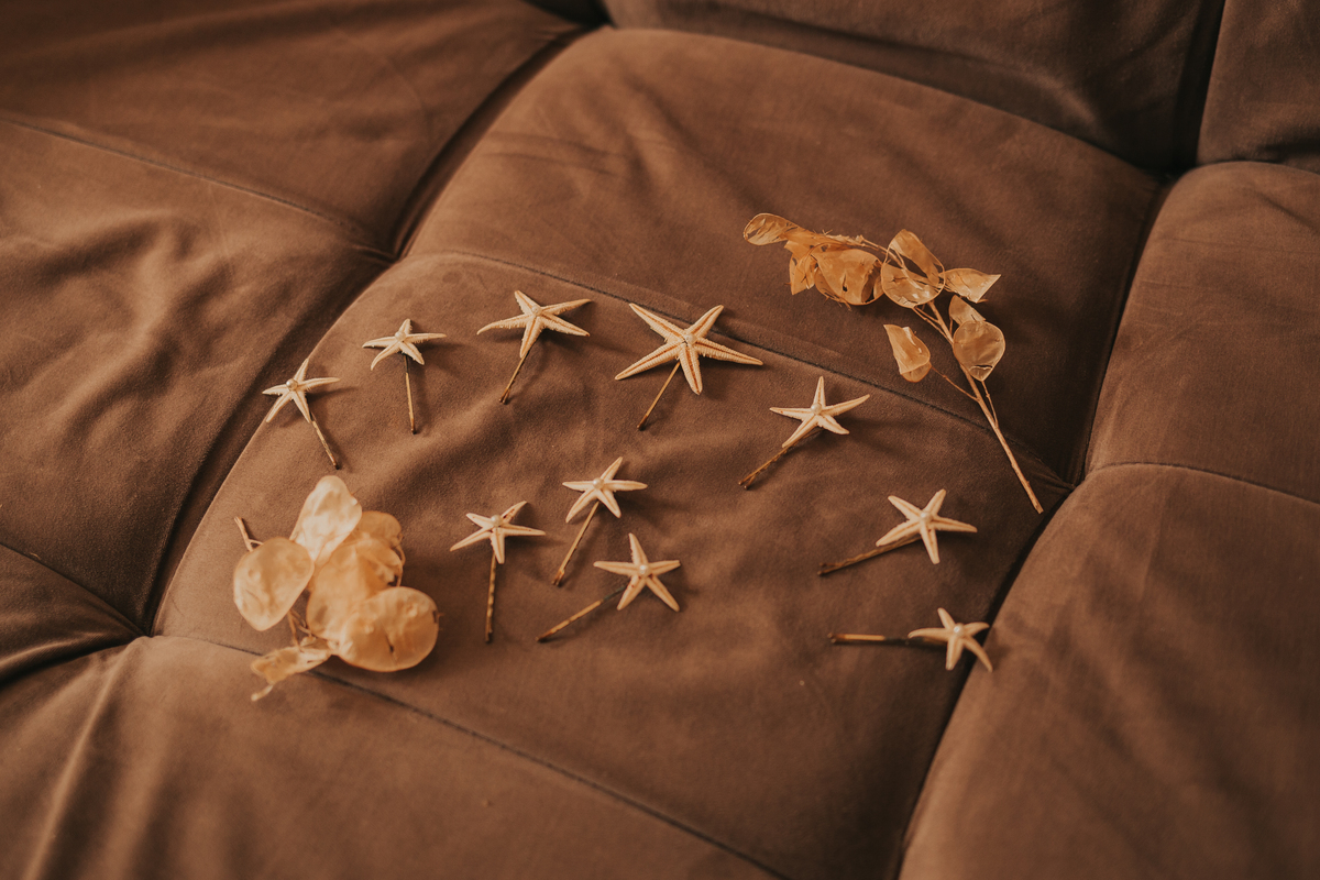 acessórios de cabelo de noiva minimalista na praia 