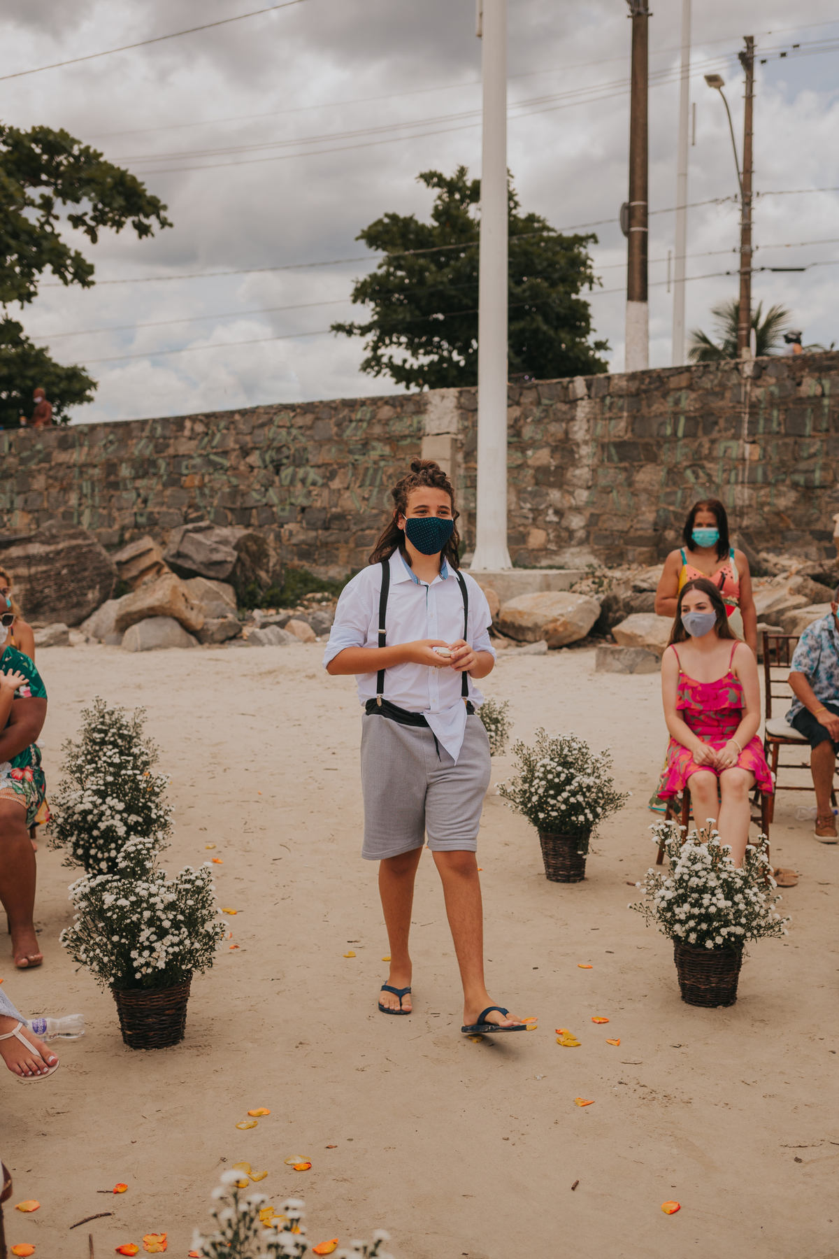 entrada das alianças em casamento de dia na praia de são vicente