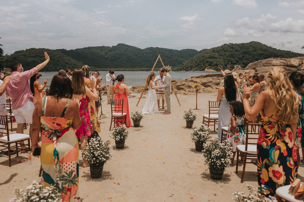 momento das alianças em casamento minimalista em celebração na praia de são vicente
