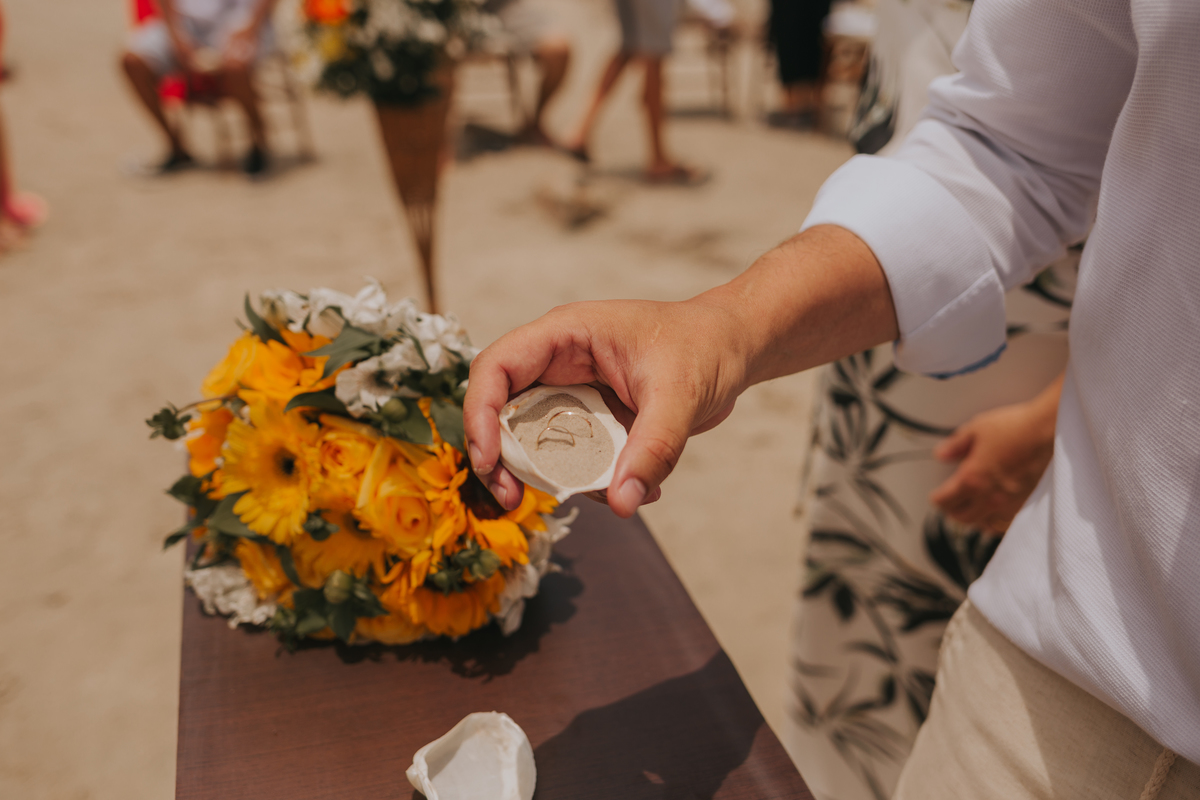 alianças de casamento na concha em casamento na praia de são vicente de dia em são paulo