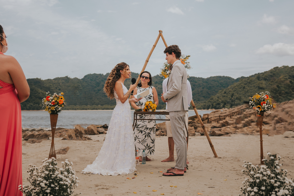 noivas recitando seus votos para o noivo em casamento de dia na praia de são vicente