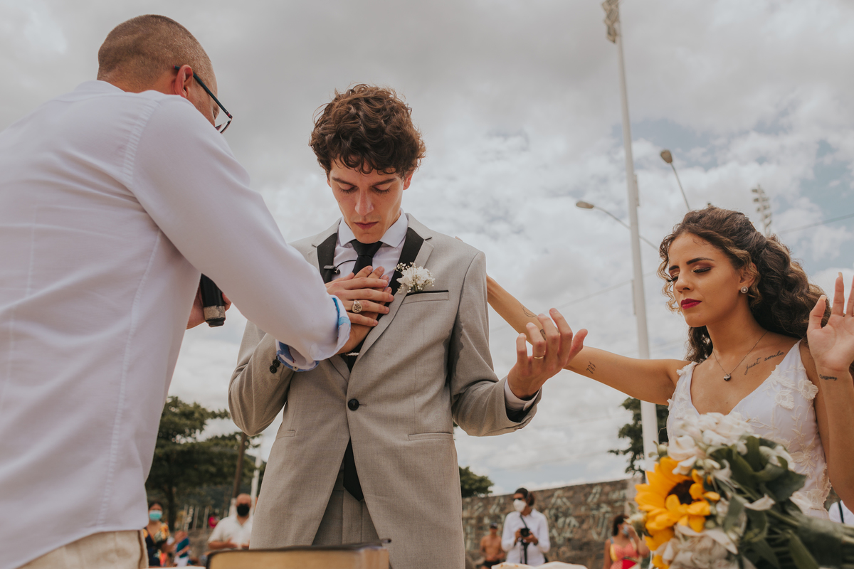 oração com imposição de mão no noivo em casamento na praia de são vicente