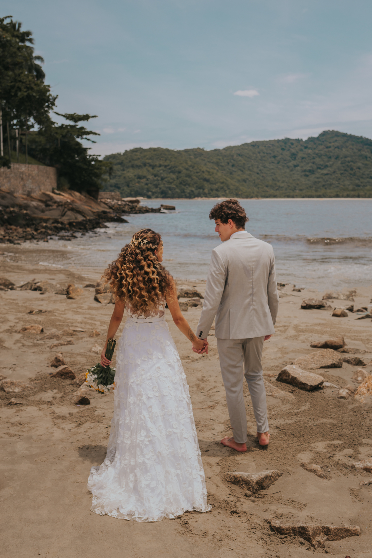 ensaio pós cerimonia dos noivos na praia de são vicente