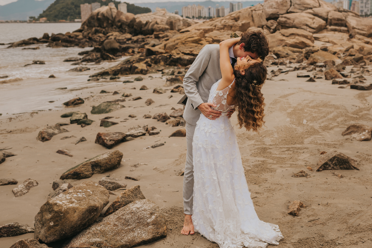 casal de noivos em fotos externas, casamento de dia na praia de São Vicente