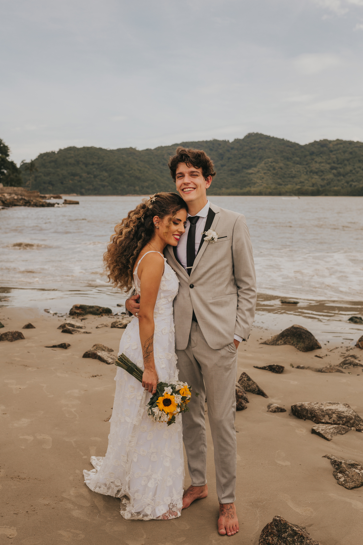 noivos na praia pós casamento, casamento na praia, cerimonia de dia