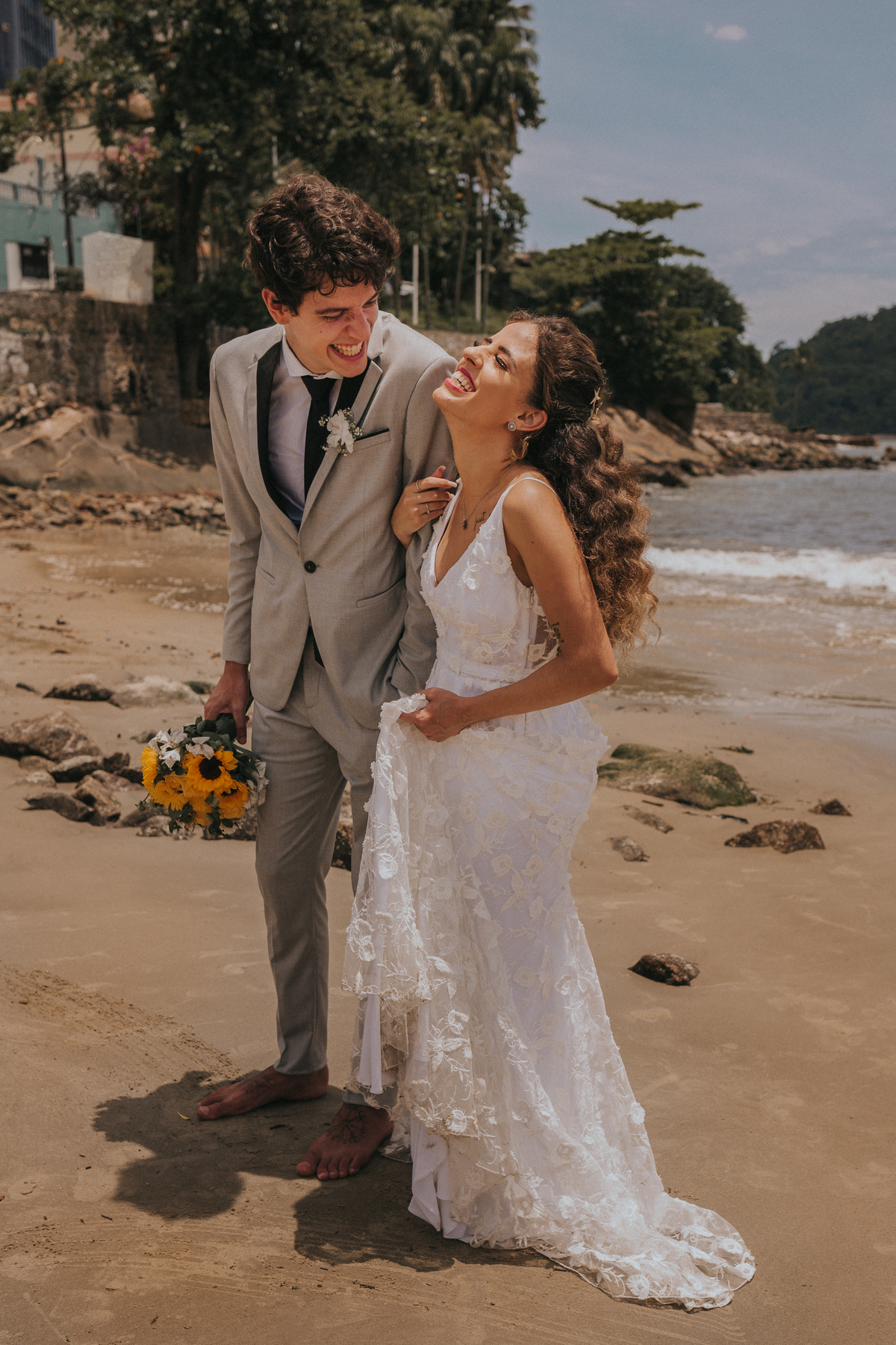 fotos espontâneas de casais em casamento de dia na praia de Santos