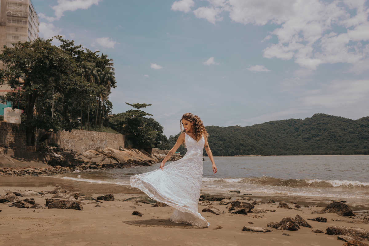 fotos de noivos na praia, casamento de dia, Casamento na praia no Guarujá, Santos, São Vicente, Praia Grande