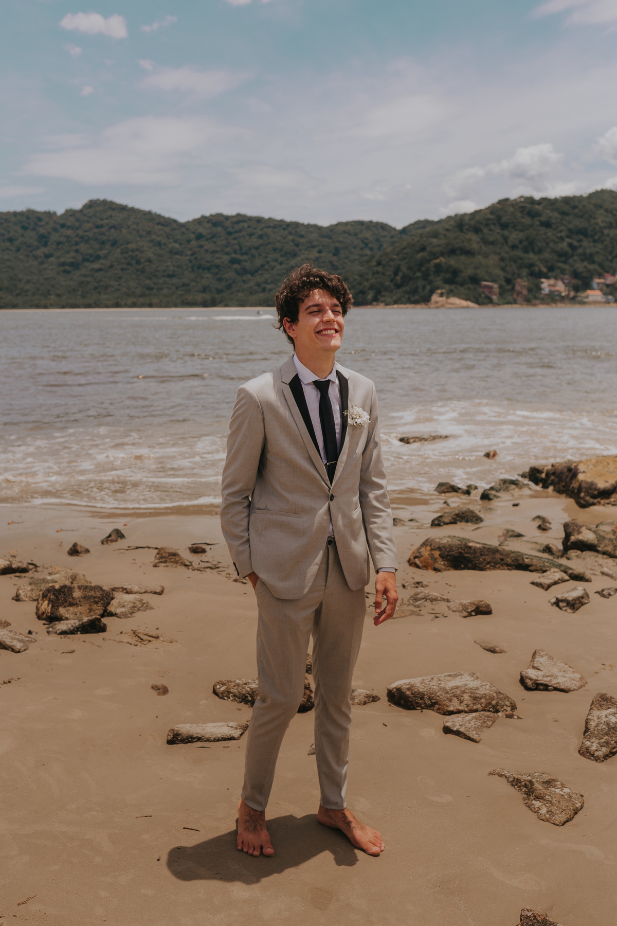 fotos de noivos na praia, casamento de dia, Casamento na praia no Guarujá, Santos, São Vicente, Praia Grande