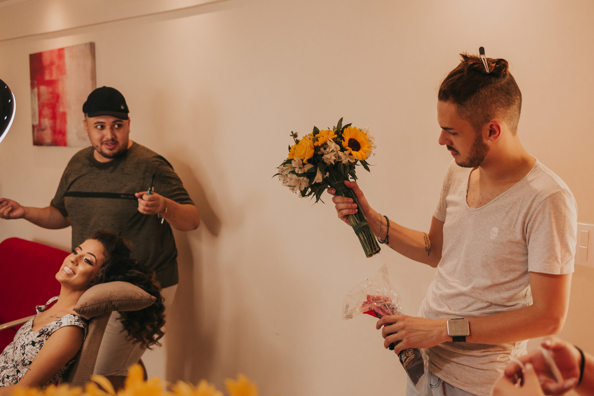 making of da noiva na praia, entrega de buques de girassóis