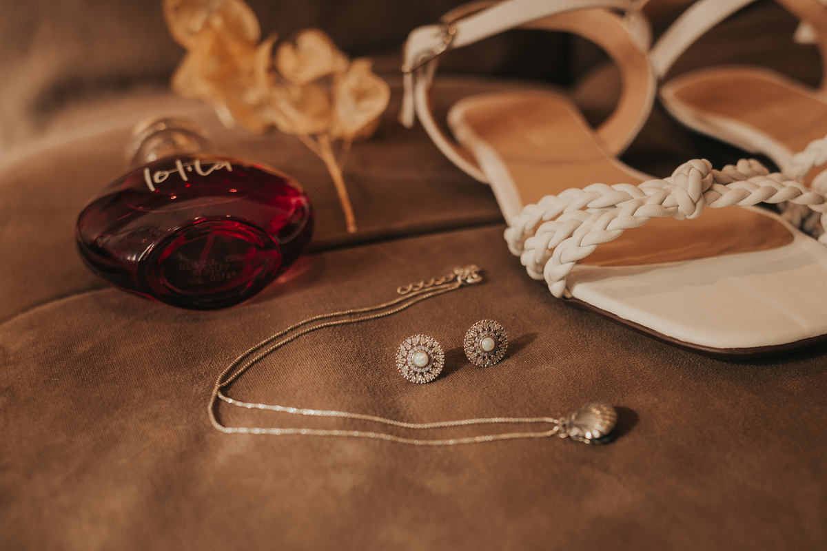 Detalhes da noiva, making of da noiva, colar de concha, brincos da noivas e perfume