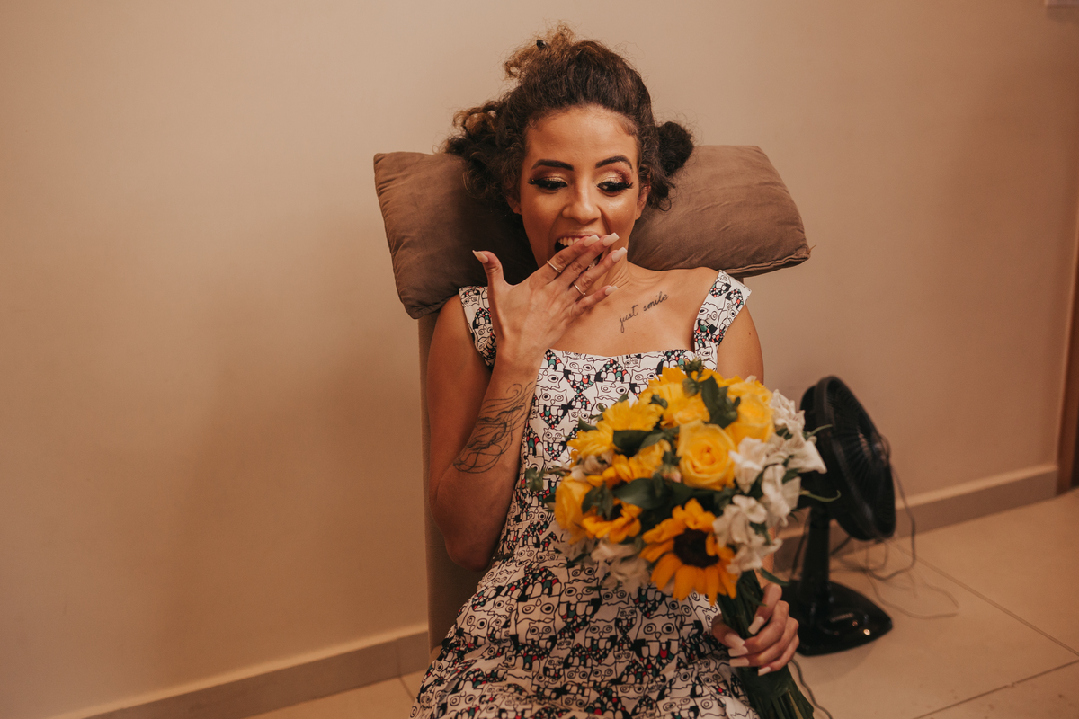 reação da noiva ao ver seu buque de girassóis pela primeira vez para casamento na praia