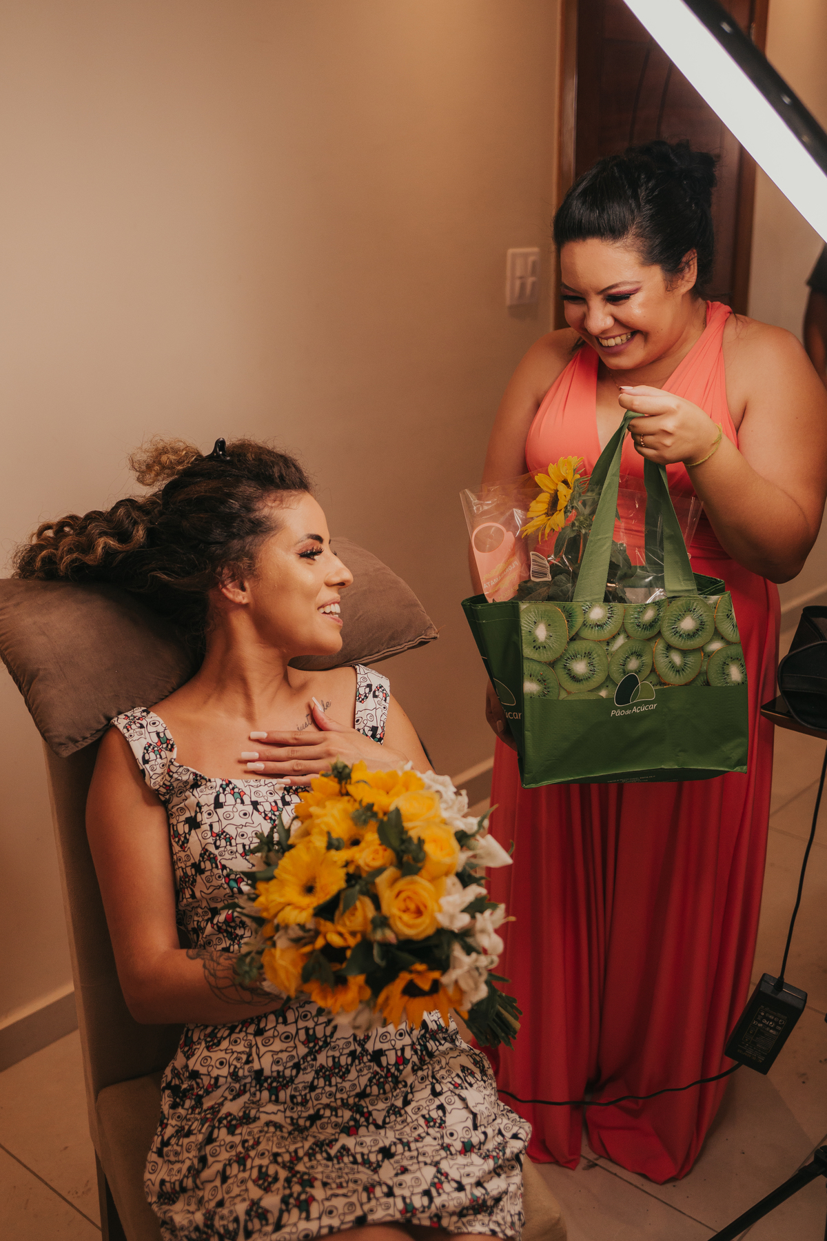 surpresa do noivo para a noiva com girassol unico para ela