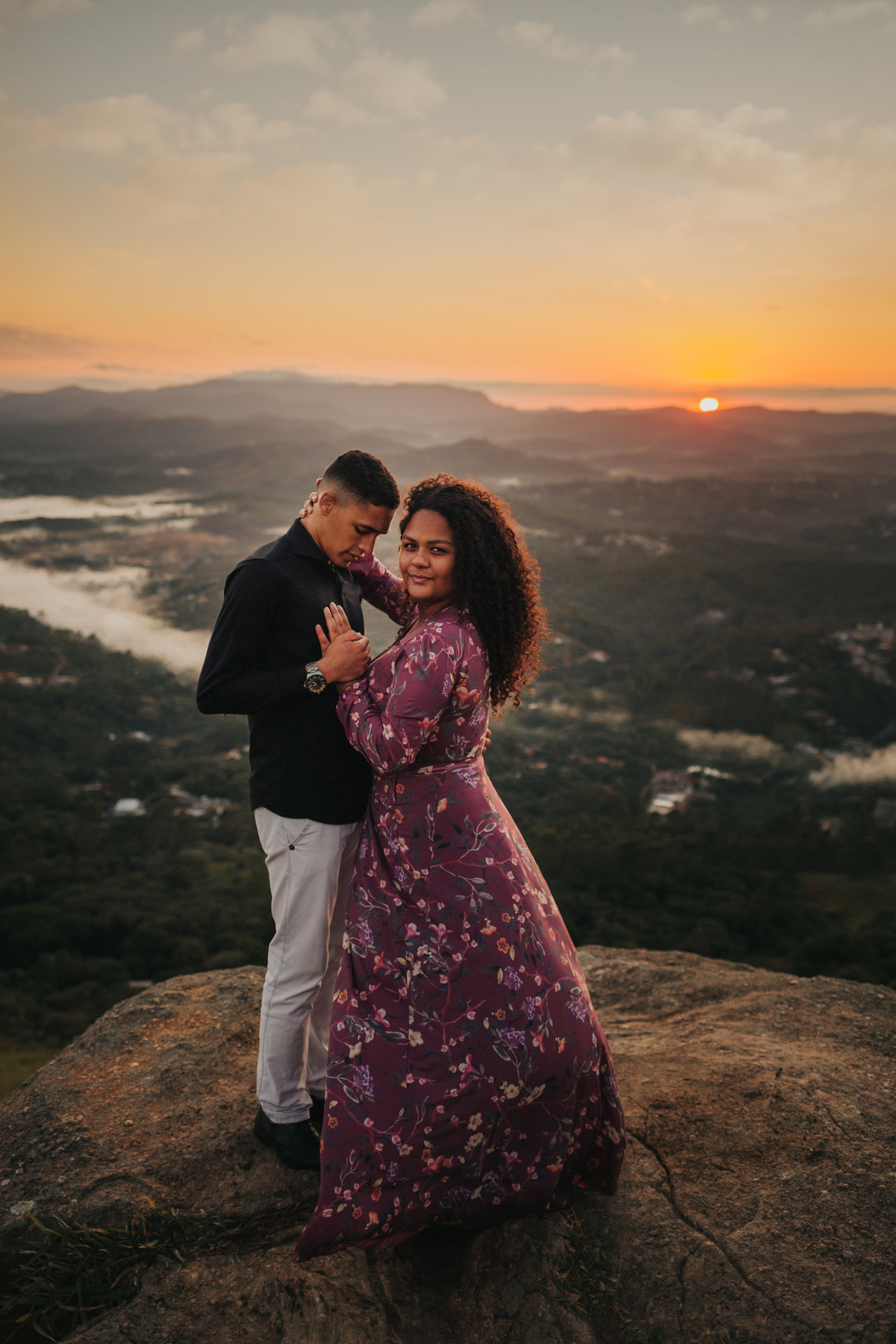 Ensaio de casal no nascer do Sol Pre Wedding no pico do Olho d'água em Mairiporã