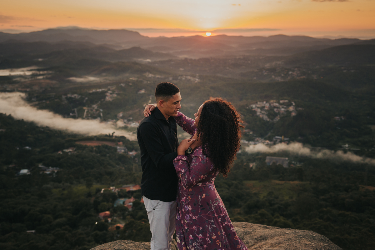 ensaio pico do olho d'água em mairiporã no nascer do sol 