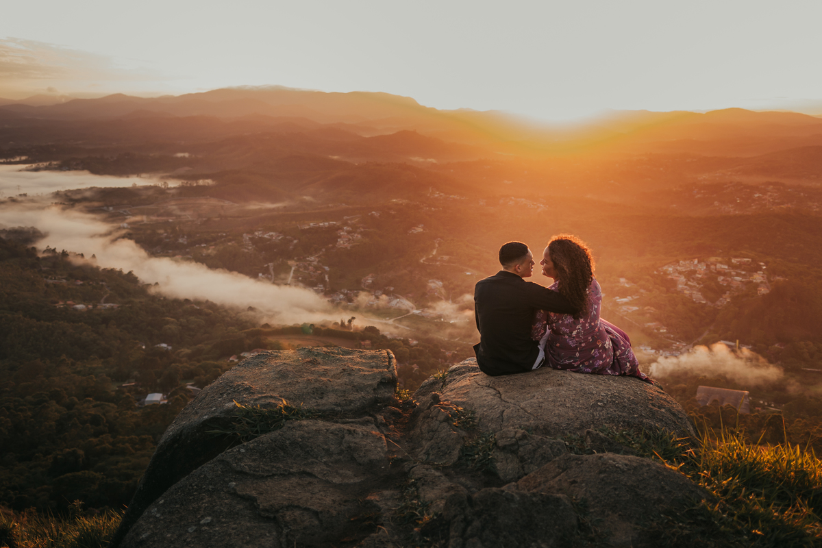 Ensaio de casal no nascer do Sol Pre Wedding no pico do Olho d'água em Mairiporã