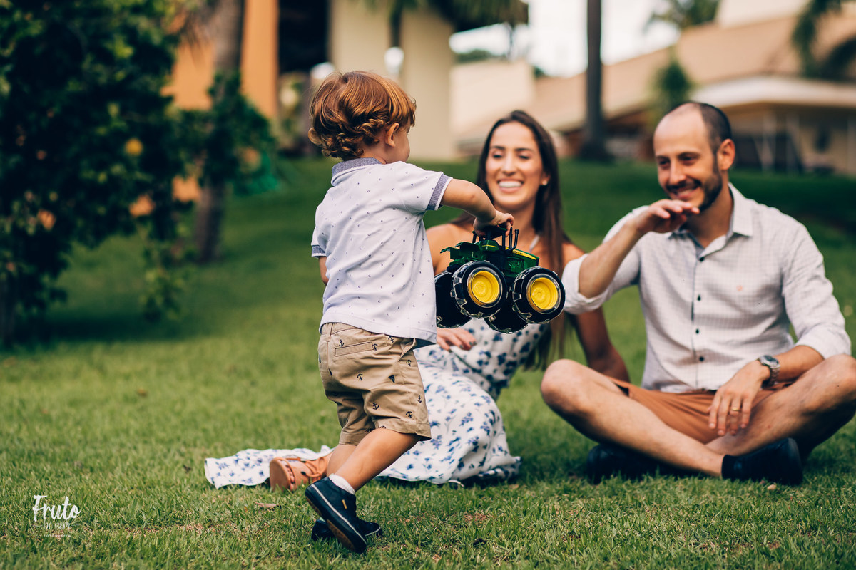 fotos em família em casa renato 2 anos, gramado, jardim, trator, parquinho