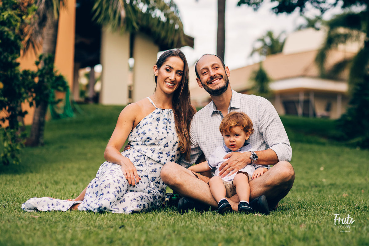 fotos em família em casa renato 2 anos, gramado, jardim, trator, parquinho