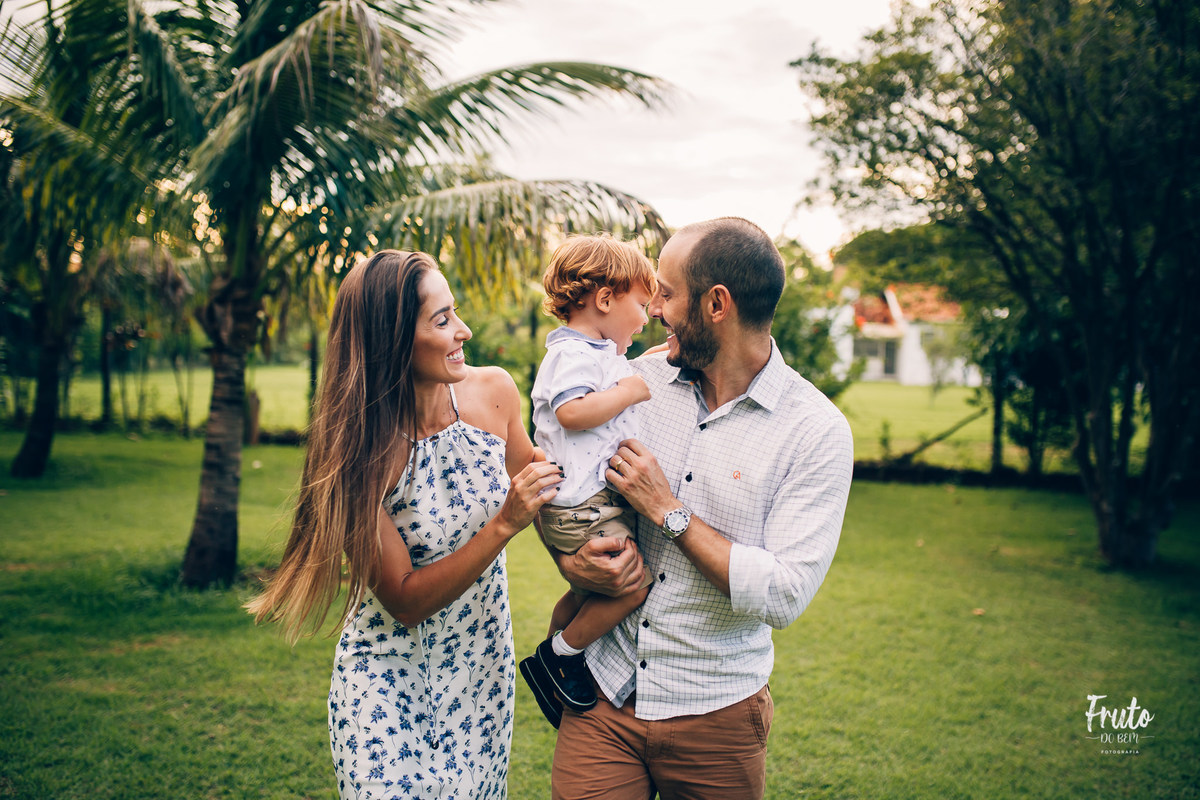 fotos em família em casa renato 2 anos, gramado, jardim, trator, parquinho