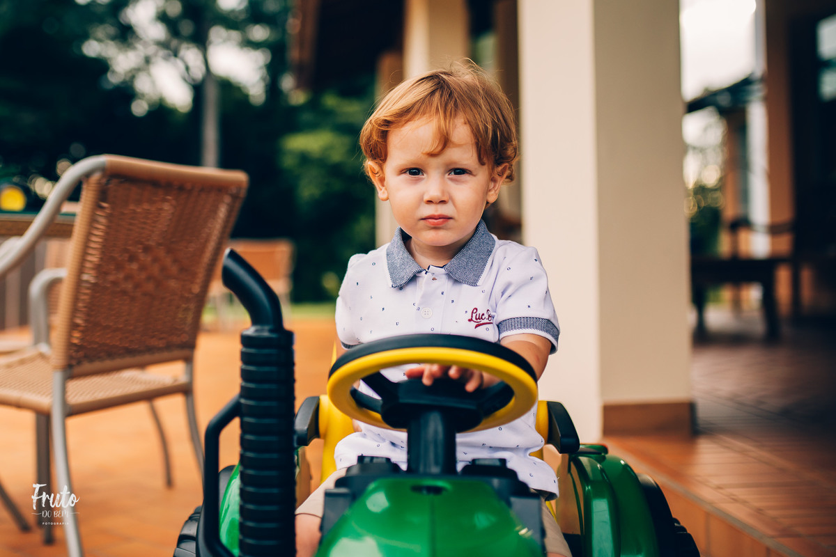 fotos em família em casa renato 2 anos, gramado, jardim, trator, parquinho