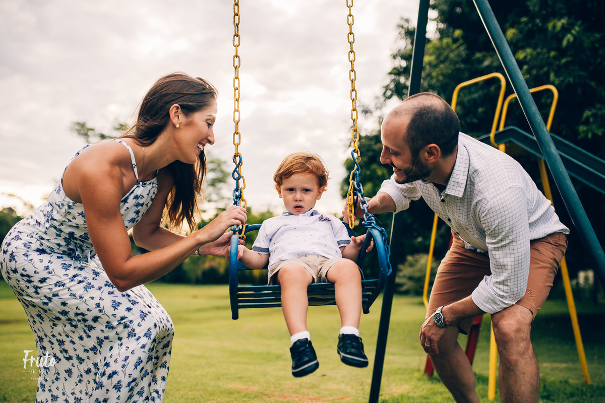 fotos em família em casa renato 2 anos, gramado, jardim, trator, parquinho