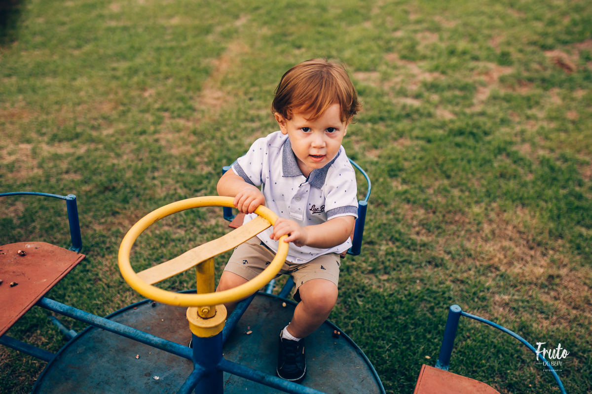 fotos em família em casa renato 2 anos, gramado, jardim, trator, parquinho