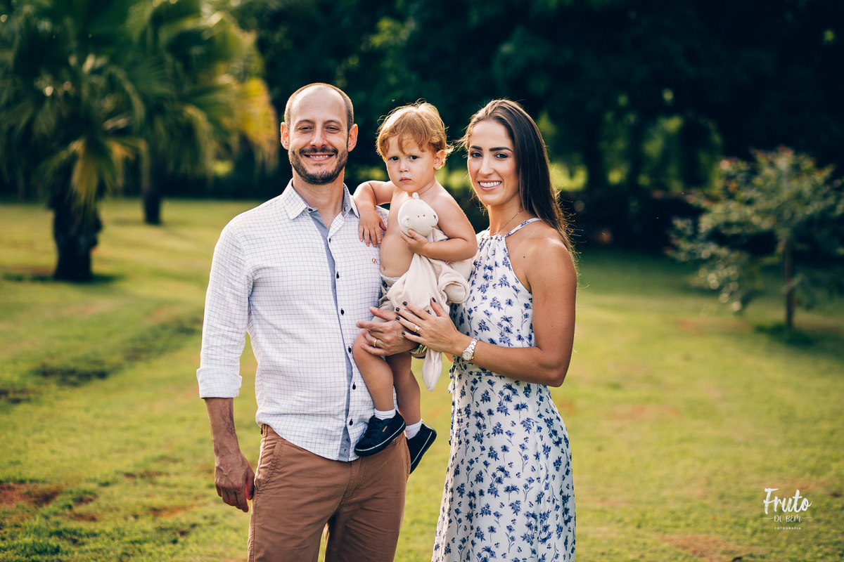 fotos em família em casa renato 2 anos, gramado, jardim, trator, parquinho