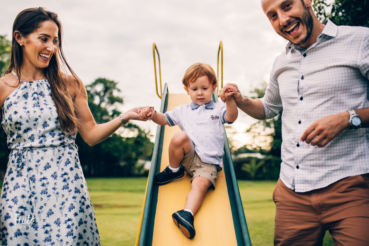 fotos em família em casa renato 2 anos, gramado, jardim, trator, parquinho