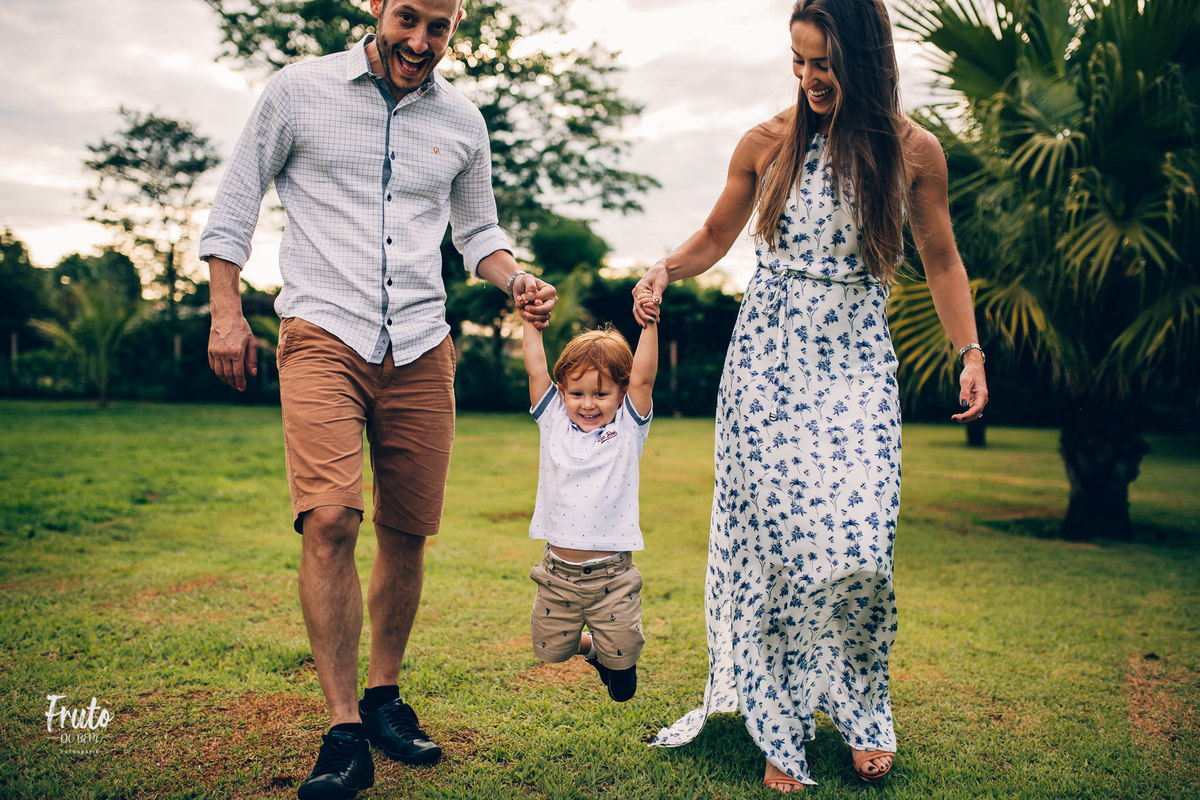 fotos em família em casa renato 2 anos, gramado, jardim, trator, parquinho